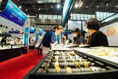 5月7日,参观者在海南国际会议展览中心珠宝展区了解参展商品.